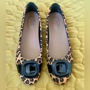 Clark's unstructured size 9, leopard loafers with buckle accent.